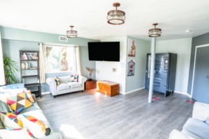 hostel-lounge-area-with-sofas-tv-and-natural-light-at-california-dreams-hostel-ocean-beach