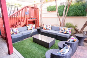 outdoor-patio-lounge-with-sofas-at-california-dreams-hostel-ocean-beach