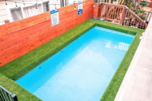 outdoor-swimming-pool-at-california-dreams-hostel-ocean-beach
