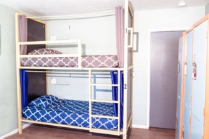 shared-dorm-room-with-bunk-beds-and-lockers-at-california-dreams-hostel-ocean-beach-in-san-diego