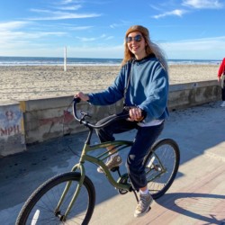 traveler-riding-bike-near-ocean-beach-california-dreams-hostel